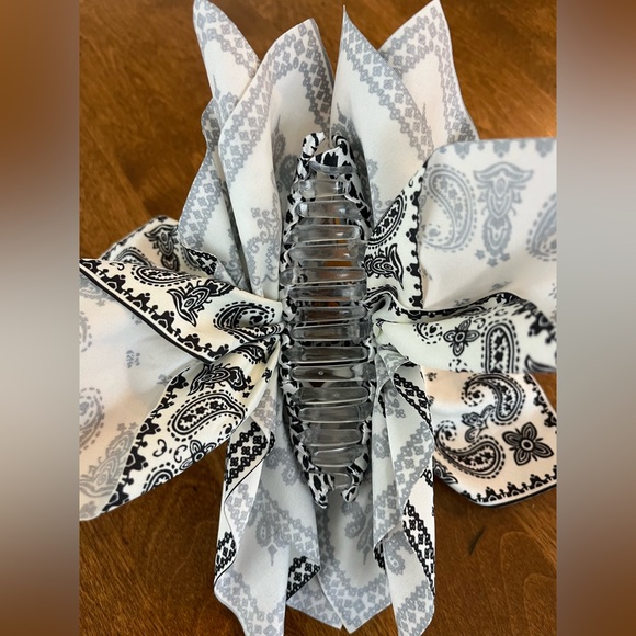 Elegant Black and White Paisley Hair Scarf Claw Clip New In Package - Picture 5 of 5